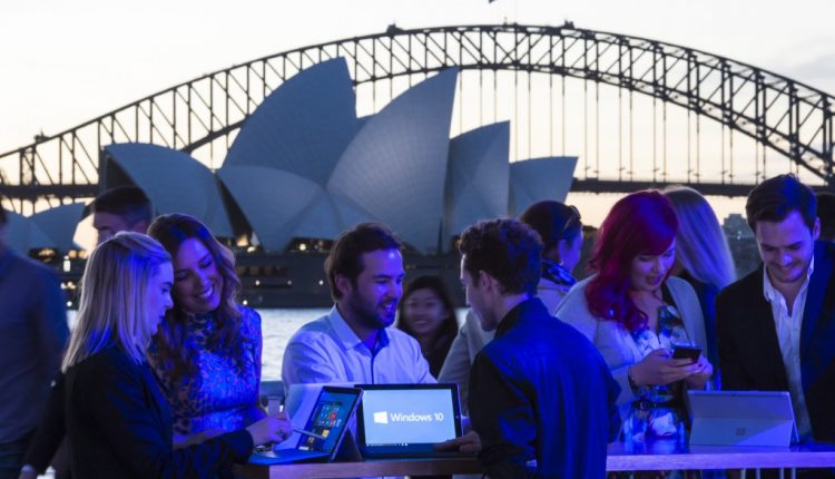 Windows-10-fan-celebration-in-Sydney1-1024×653